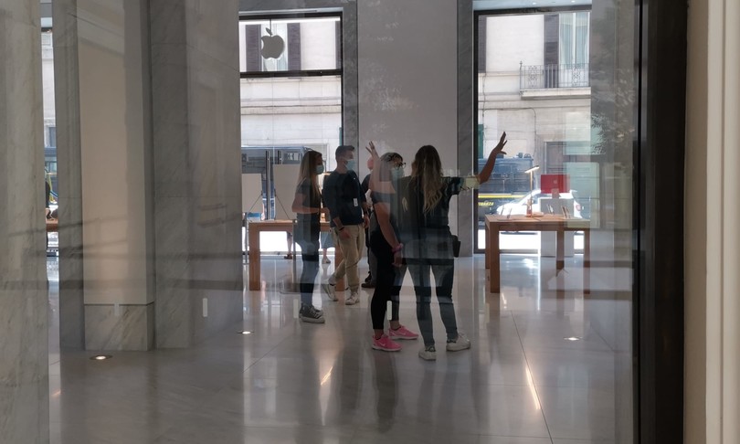 roma apple store via del corso fila