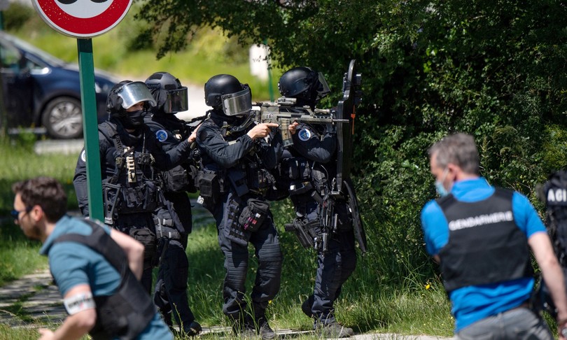 Francia polizia nel mirino accoltellata agente