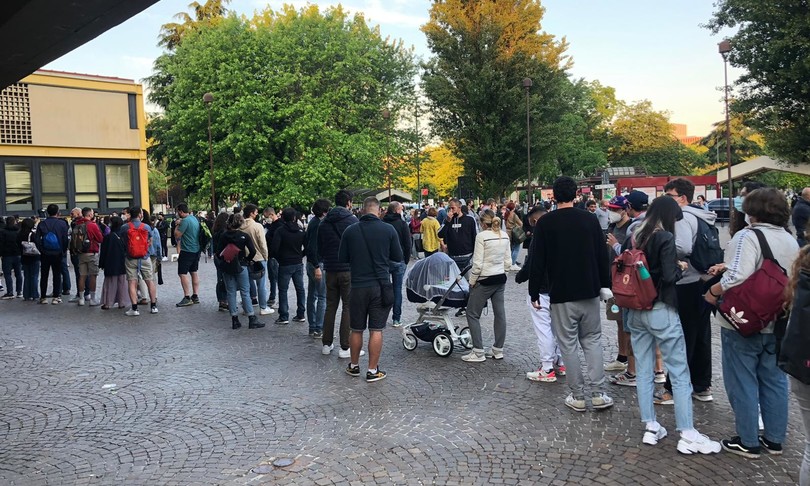 Vaccino Bologna open day assembramenti spintoni