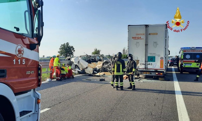 autofurgone tampona mezzo pesante autostrada 5 morti