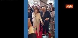 Bagno di folla per Sophia Loren all'inaugurazione del suo ristorante a Firenze