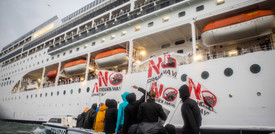 Riprendono le crociere e a Venezia ricomincia la protesta contro le navi in Laguna