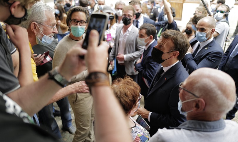 video macron preso a schiaffi