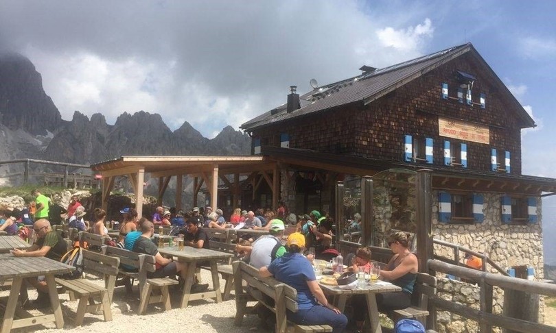 turismo tornano escursionisti sentieri dolomitici
