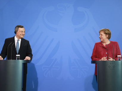 Draghi e Merkel a Berlino, uniti su (quasi) tutto, divisi dal calcio