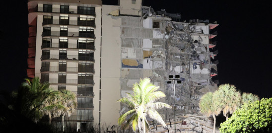 Un palazzo di 12 piani è crollato a Miami, almeno un morto e otto feriti