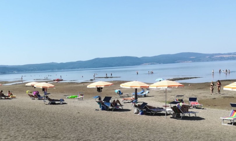 turista olandese tuffa lago bracciano scompare