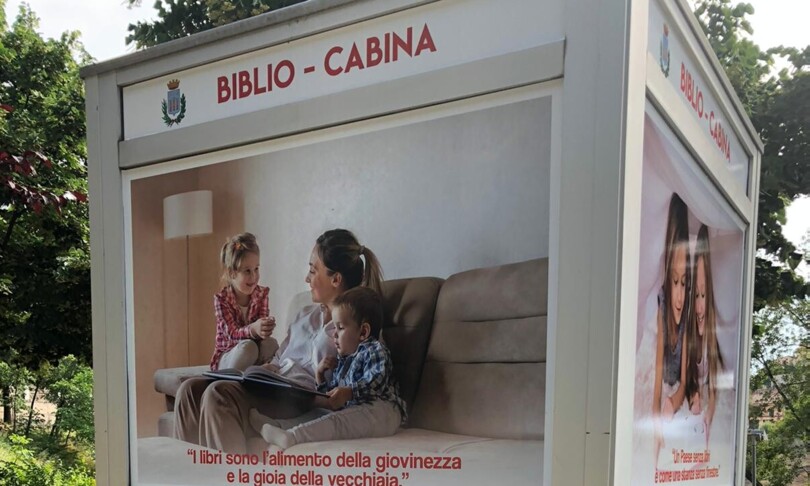 vecchia cabina telefonica libreria Calabria