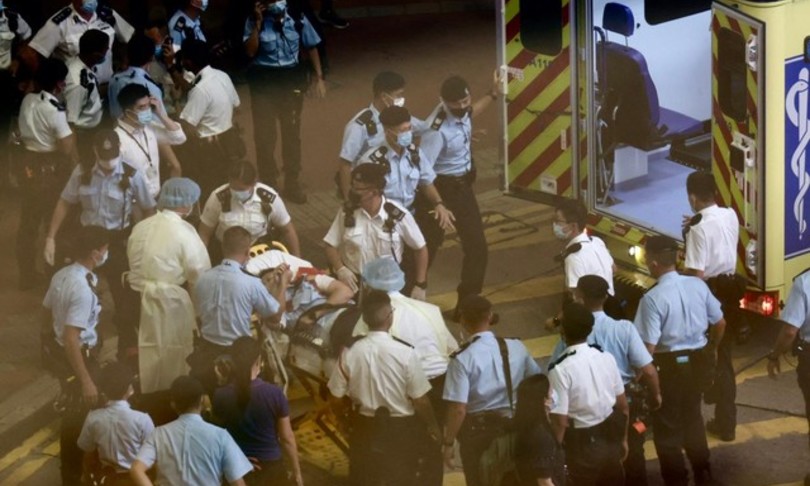 Hong Kong accoltellato agente suicida aggressore