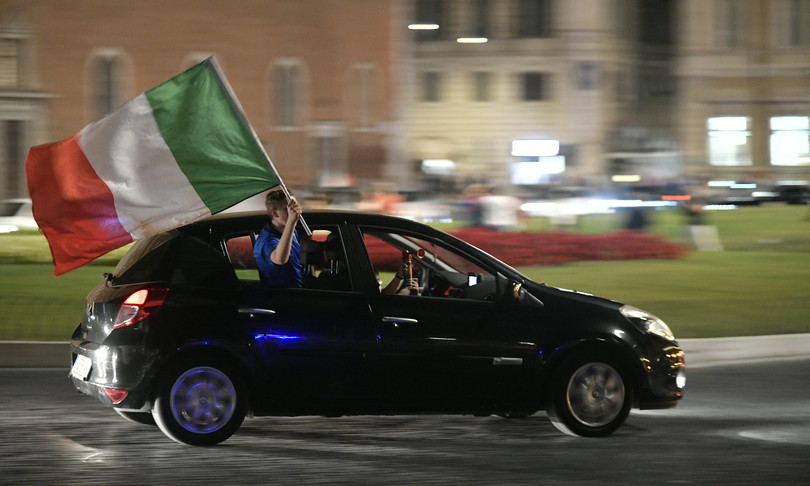 Piazze semideserte festa italiani in auto
