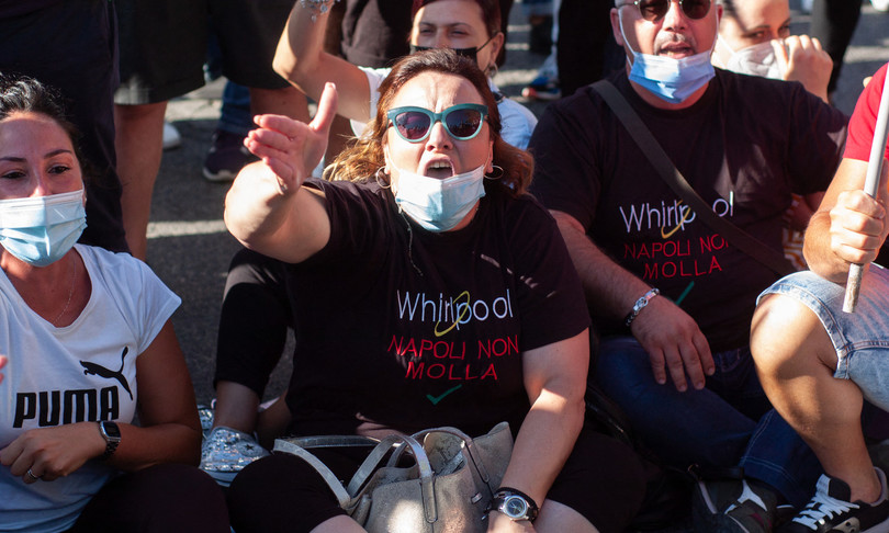 whirlpool proteste napoli bloccato aeroporto