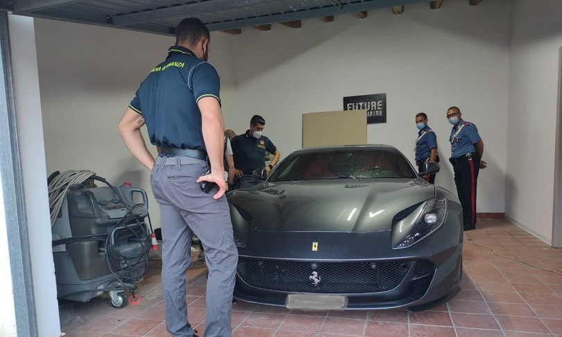 yacht auto lusso con soldi rifiuti bancarotta riciclaggio partinico