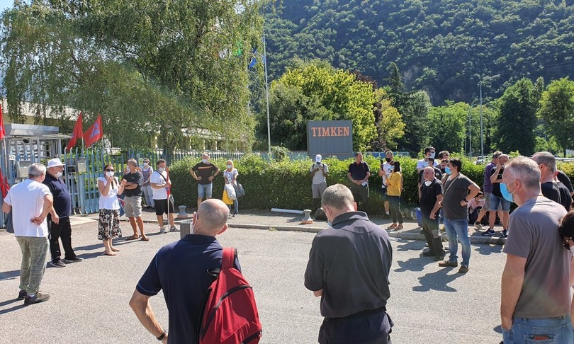 altra azienda licenzi sindacati si mobilitano