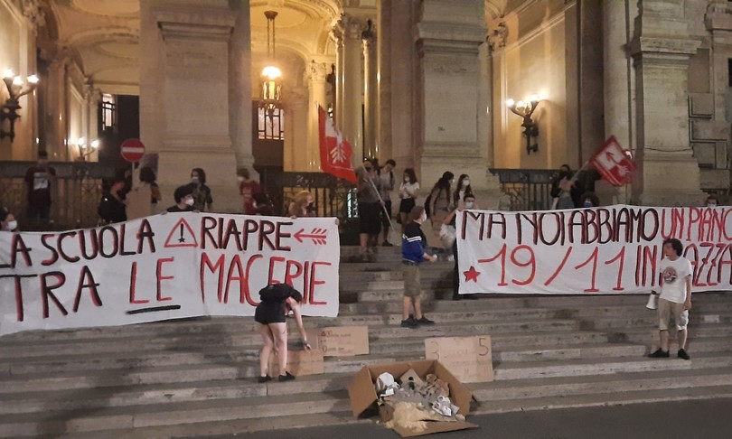 Scuola: davanti a ministero protesta notturna Unione Studenti