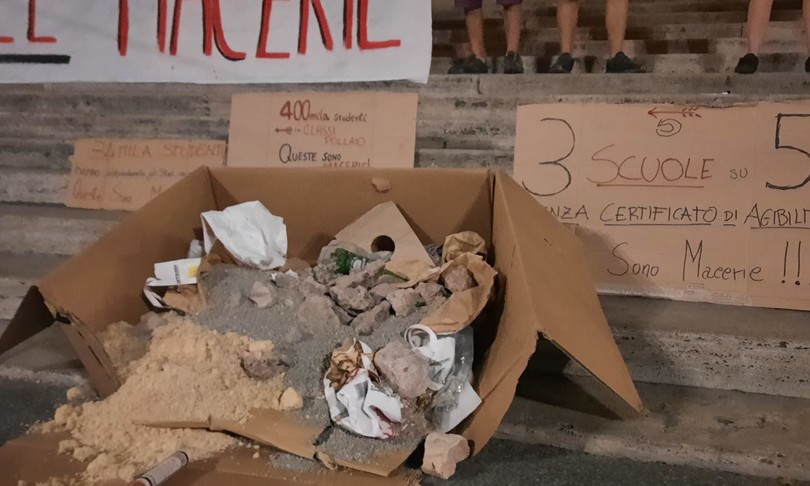 Scuola: davanti a ministero protesta notturna Unione Studenti