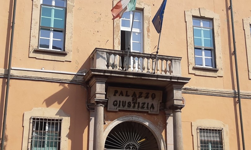 misterioso uomo baffi terrorizzava eitan