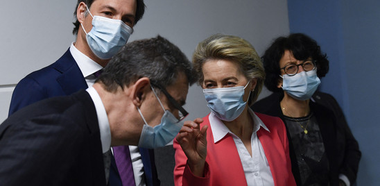 L'indagine su uno scambio di messaggi tra von der Leyen e l'Ad di Pfizer