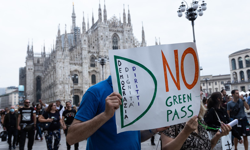 No vax tafferugli a Milano nel decimo sabato di protesta