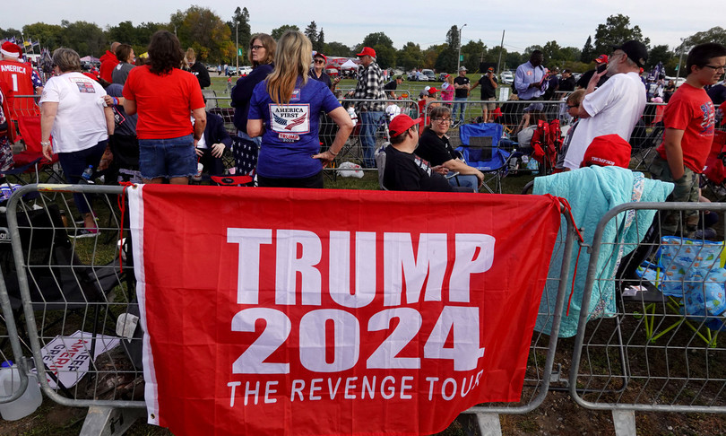 Bagno folla Trump ora guarda 2024