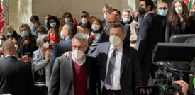 L'abbraccio di Draghi e Landini nella sede della Cgil assaltata sabato