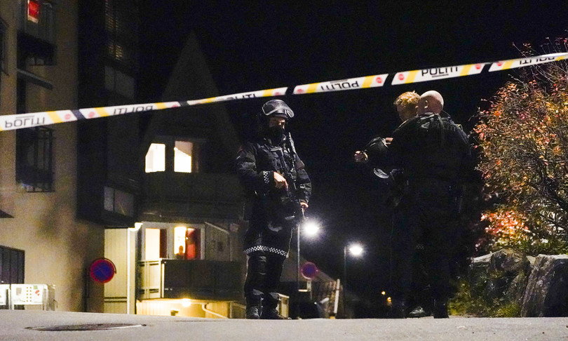 arco frecce uomo uccide diverse persone norvegia