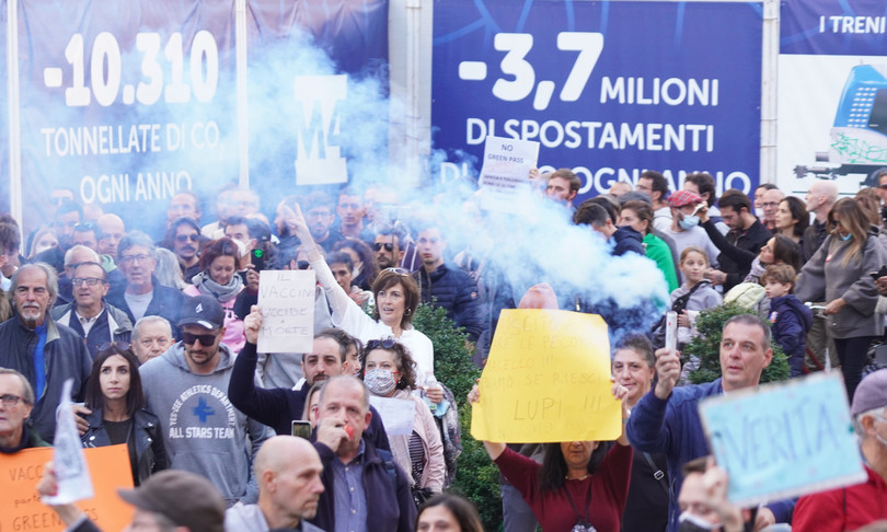 Tensioni corteo Milano anti green pass carica polizia