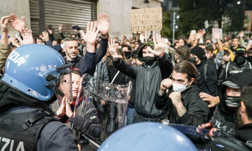 Green pass corteo Milano due arresti
