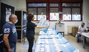 Si vota per i ballottaggi in 65 comuni. Affluenza al 33%, in calo rispetto al primo turno
