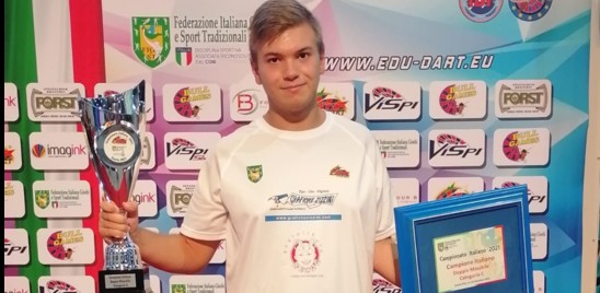 "Mi isolo da tutto", così Nicolò è diventato campione di freccette