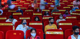 A Mumbai dopo 18 mesi riaprono i cinema e i teatri