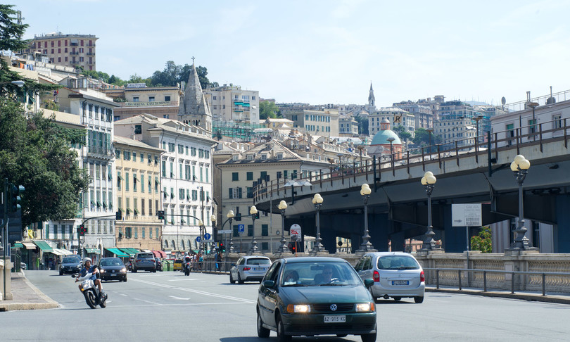 si stacca cavo sopraelevata feriti genova