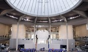 Apre i battenti il nuovo Bundestag, ma c'è subito una prima grana sui posti
