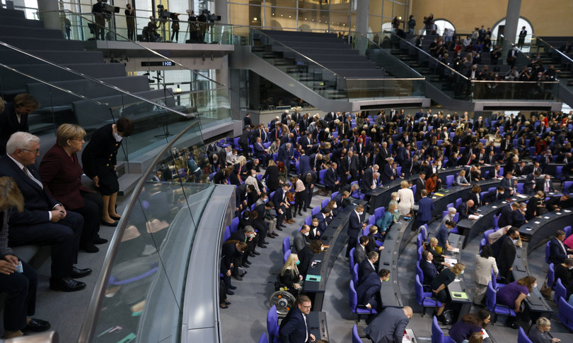 prima seduta nuovo bundestag merkel seduta in tribuna onore
