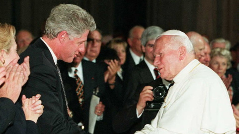 Il saluto tra Bill Clinton e Giovanni Paolo II