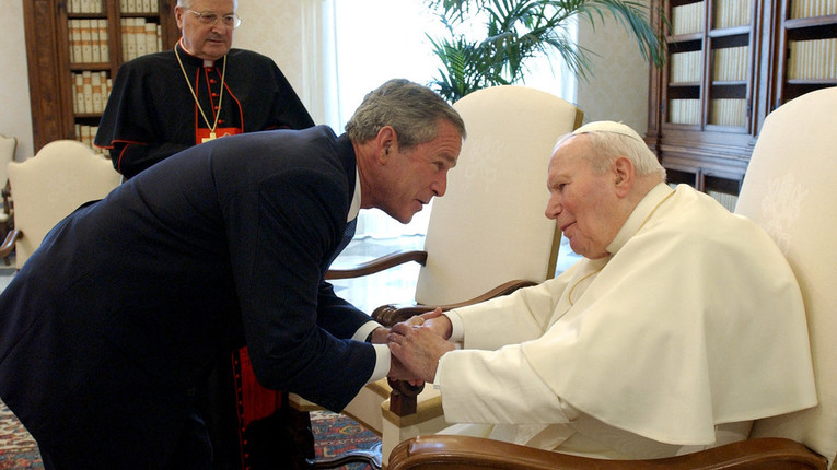 George Bush rende omaggio a Giovanni Paolo II