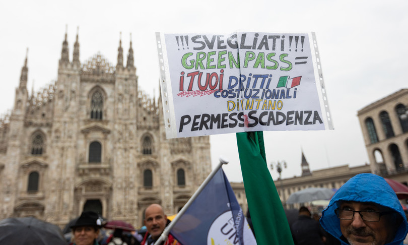 gemelli no green pass aggredito giornalista Milano denunciati