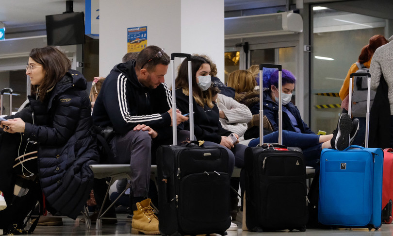 aumento contagi bloccano prenotazioni vacanze natale