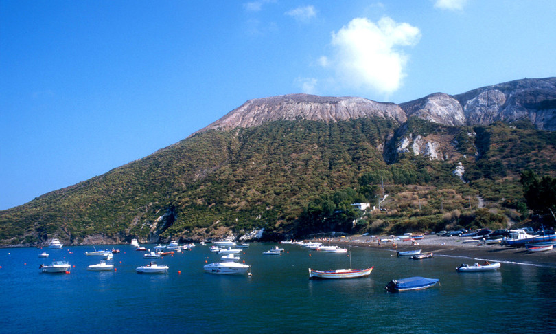 gas tossici isola vulcano scatta evacuazione notturna