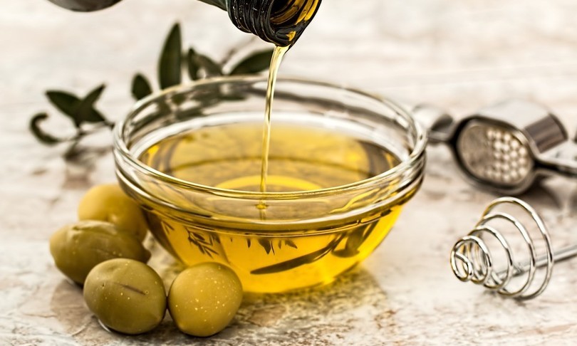 olio oliva abbatte battari dentro insalate