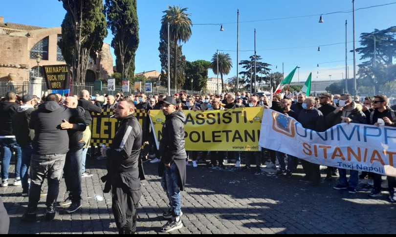 taxi fermano protestare contro ddl concorrenza