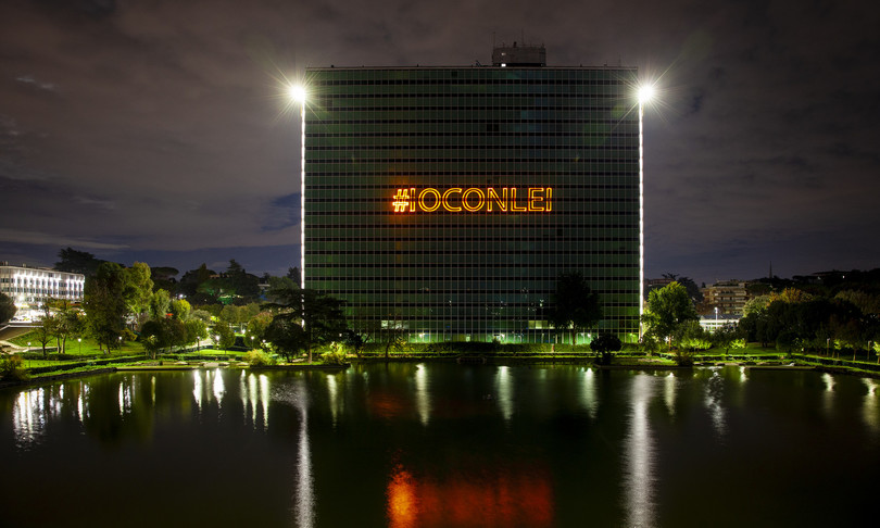 eni palazzo mattei illuminato di arancione contro la violenza sulle donne