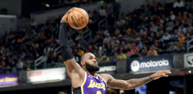 La star dei Los Angeles Lakers, LeBron James, è stato multato per un gesto osceno