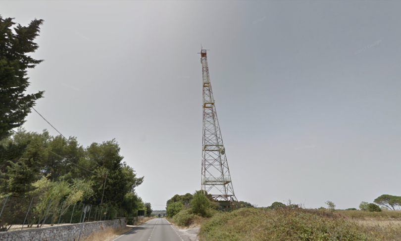 giallo cadavere su albero lecce