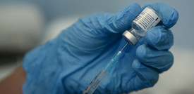 Un uomo è stato denunciato per essersi presentato a un centro vaccinale con un deltoide finto
