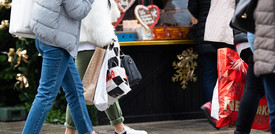Inflazione e caro bollette frenano gli acquisti di Natale, per i regali si spenderà l'8% in meno