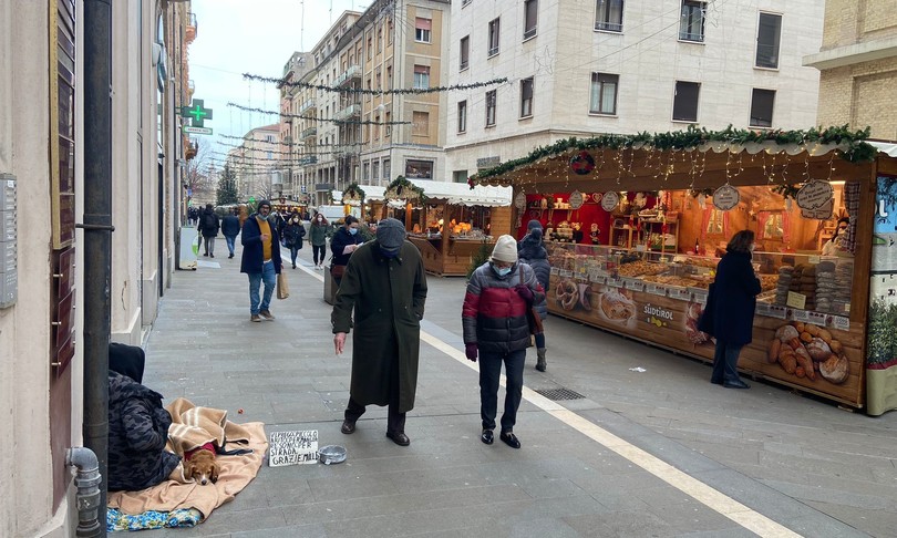 foglio di via a mendicante rumeno disturbava lo shopping di natale
