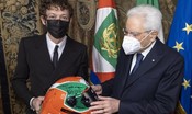 Valentino Rossi dona a Mattarella il casco tricolore con l’autografo