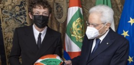 Valentino Rossi dona a Mattarella il casco tricolore con l'autografo
