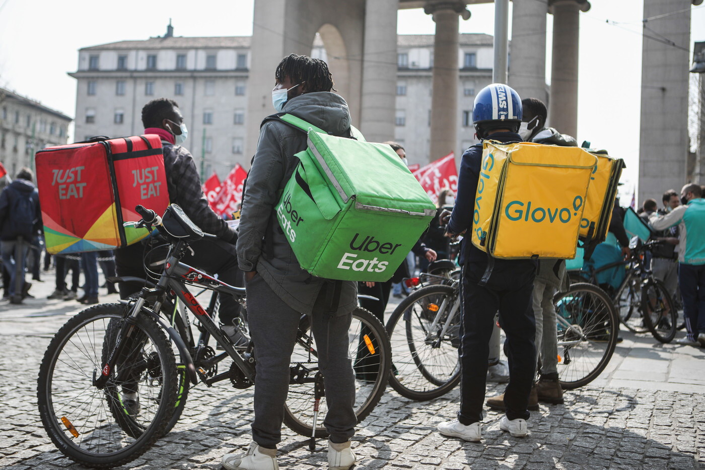 Vita da rider, i nuovi schiavi dell'algoritmo: 10 ore di lavoro per 2-4 euro a consegna
