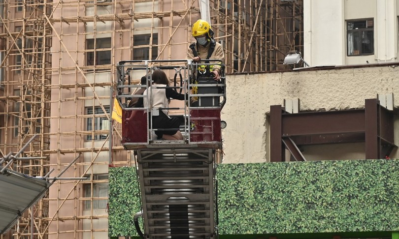 hong kong incendio in grattacielo 100 persone intrappolate